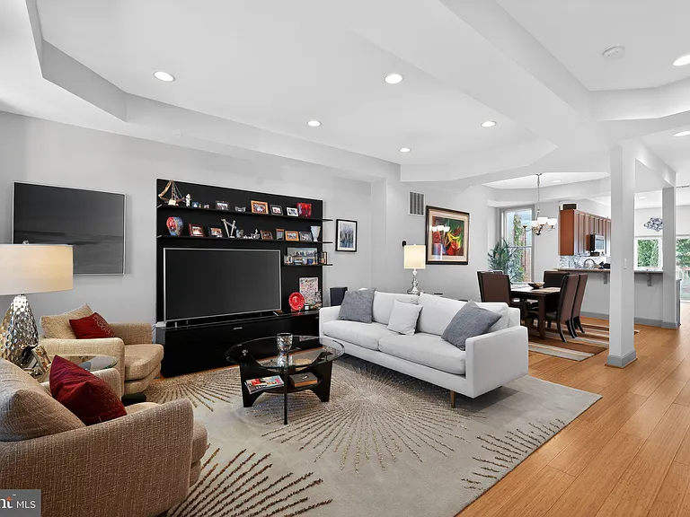928 Ingraham St NW — Photo 2