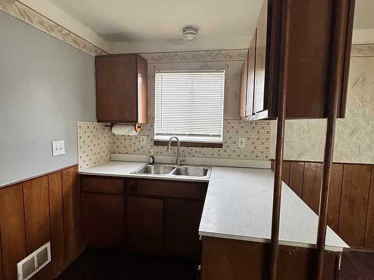 23528 Columbus Ave — Photo 9