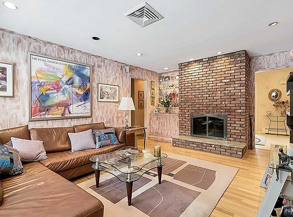 2nd image of 12 Wright St