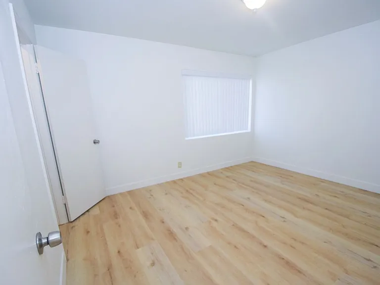 125-141 W Hill St — Photo 11