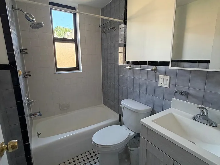 247 Montgomery St #6 — Photo 3