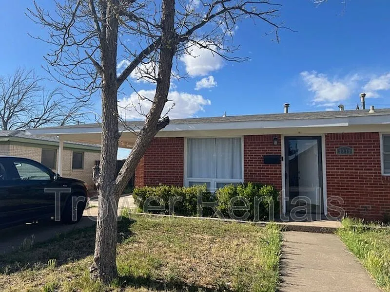 3 bed, 2.0 bath, 1444 sqft, $2,000 — Photo 2