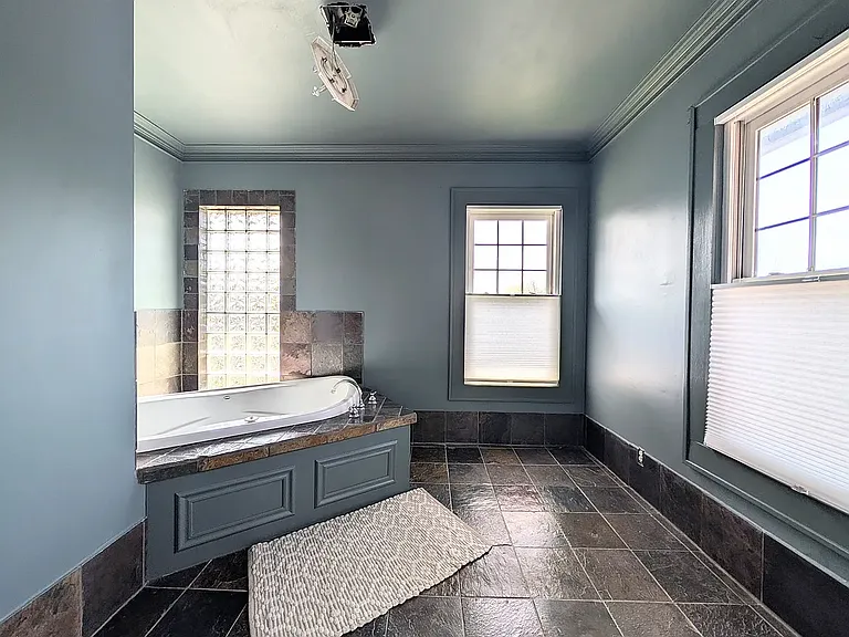 1041 Franklin Ave — Photo 15