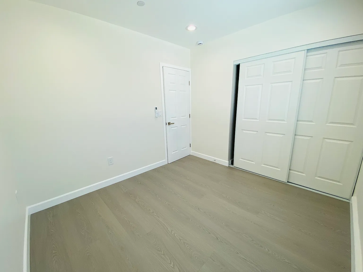 3 bed, 1000 sqft, $3,300 — Photo 3