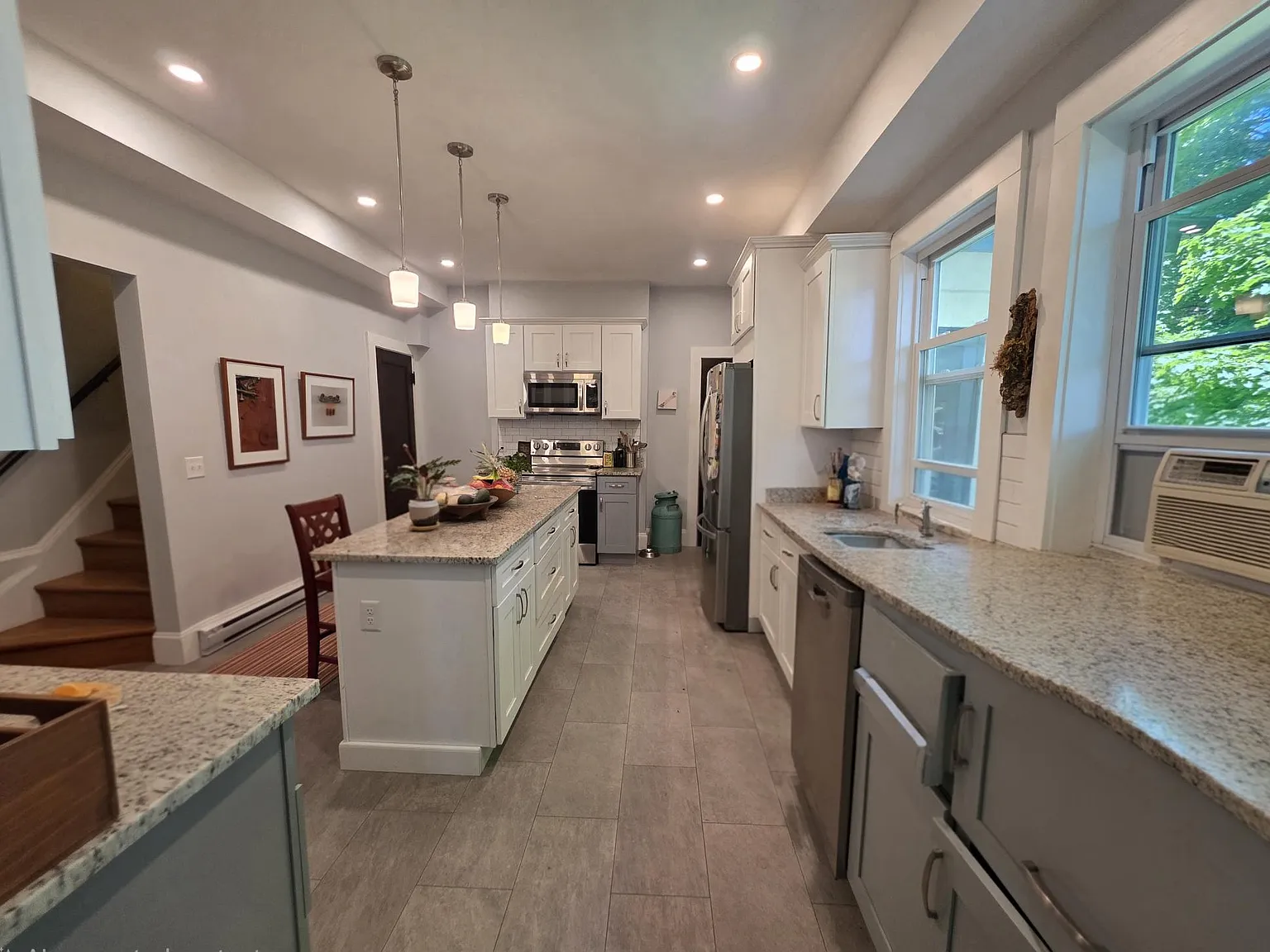 7 bed, 2.5 bath, 9999 sqft, $6,300 — Photo 1