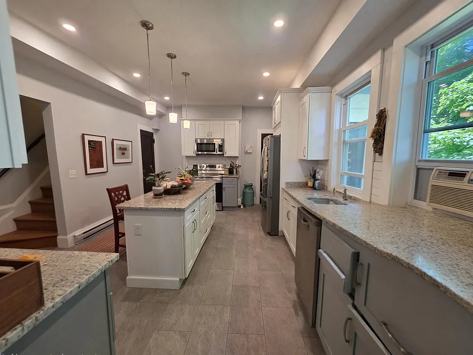15-17 Bartlett Ave #TOWNHOUSE