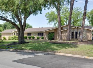 612 Caduceus Ln, Hurst, TX 76053