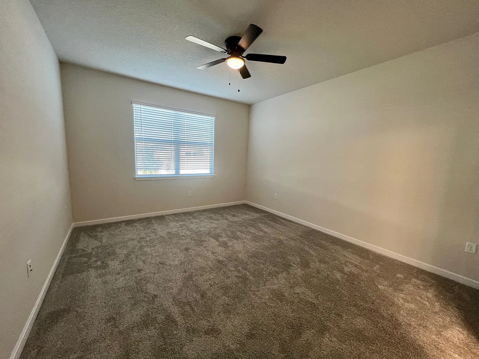 4 bed, 2424 sqft, $2,800 — Photo 4