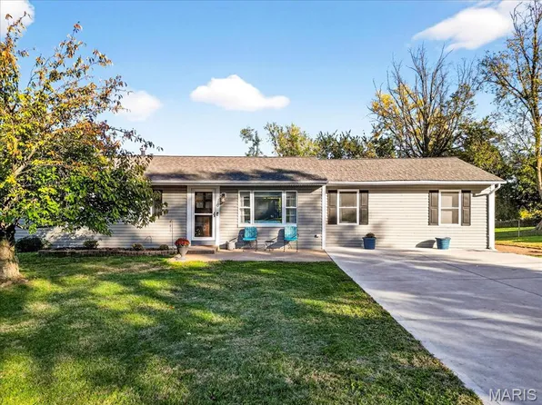 6 Laura Dr, Saint Peters, MO 63376
