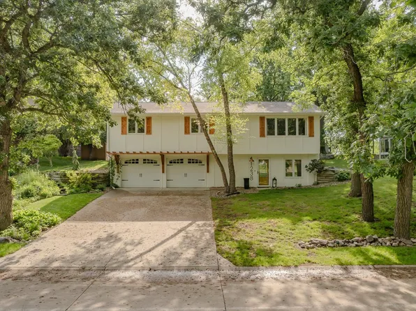 1238 Summer Circle Dr, Okoboji, IA 51355