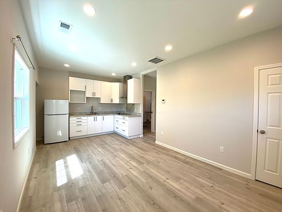 3rd image of 520A Raymond Ave