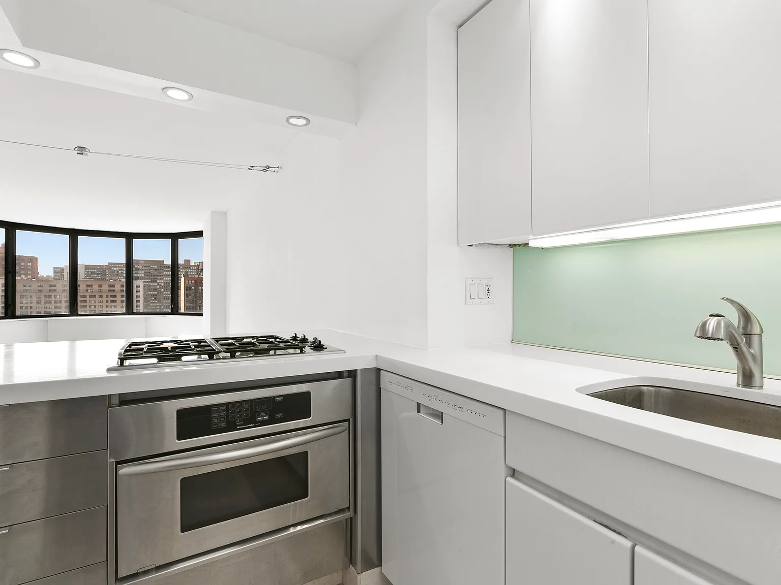 330 East 38th Street — Photo 3