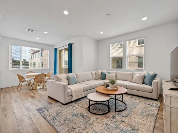 322 Ford Rd, Costa Mesa, CA 92627