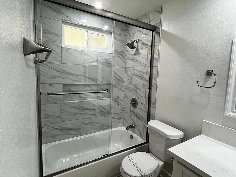 1 Bedroom - Bathroom Shower