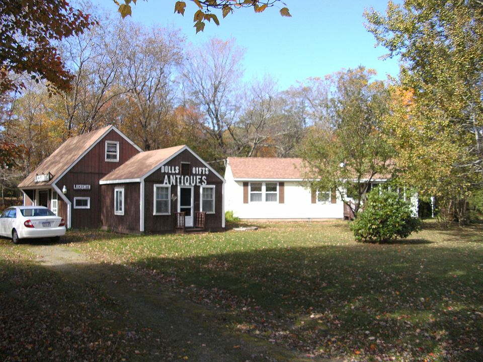 LOVELY 3 BEDROOM RANCH WITH DETACHED GARAGE & SHOP FOR YOUR HOME BUSINESS!