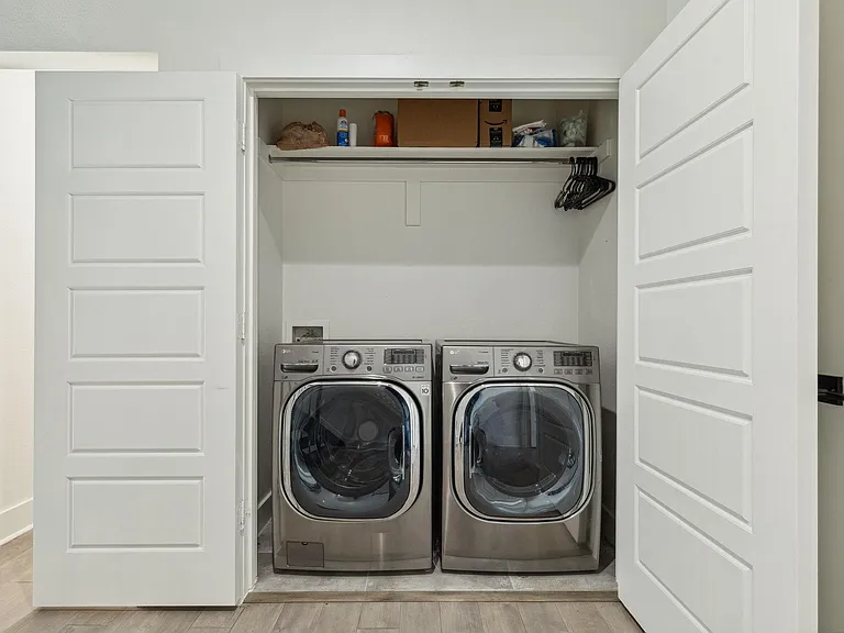 422 W 9th St #106 — Photo 17