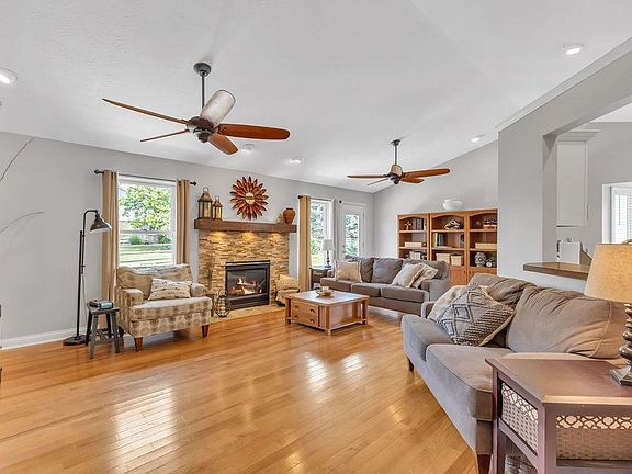 5th image of 4402 Stone Creek Dr