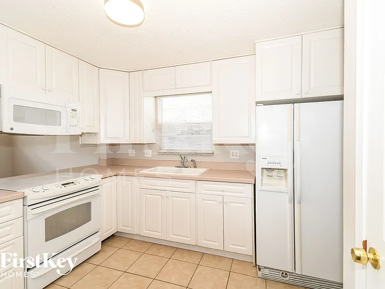 8102 Birds Foot Ln — Photo 4
