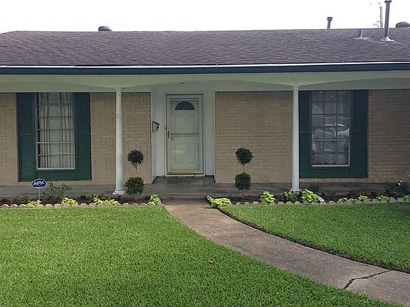 Close front view of home showing newly installed landscaping!