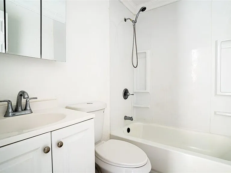 140 Avenue W NW #3 — Photo 7