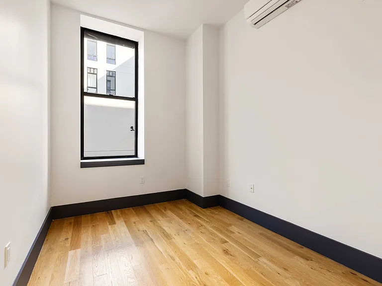 23 Menahan St #1E — Photo 4