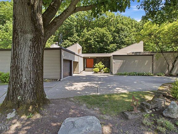 2nd image of 5 Newell Court