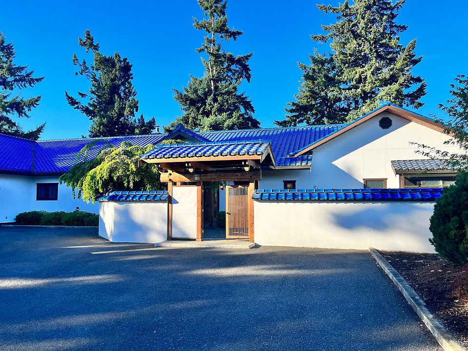 Entrance with Japanese courtyard and ceramic roof tile from Japan.