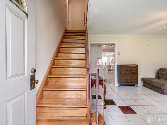 2nd image of 34 Hunterdon Rd