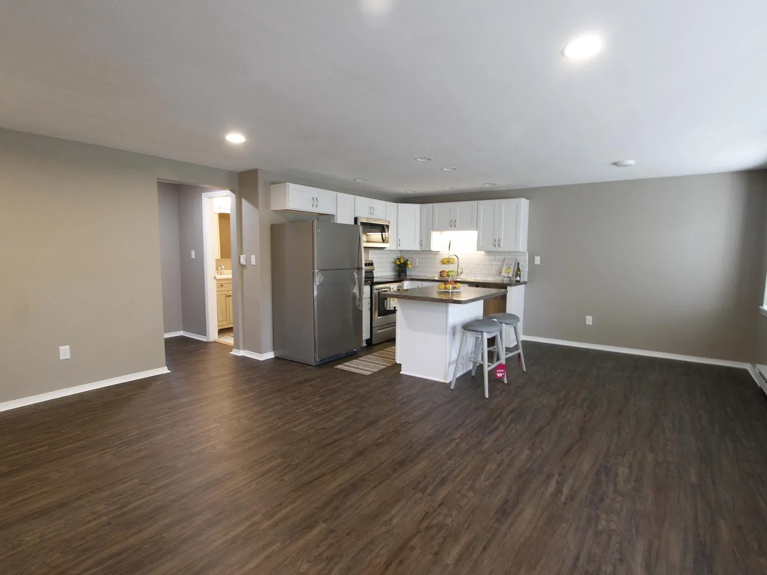 2 bed, 950 sqft, $1,600 — Photo 2