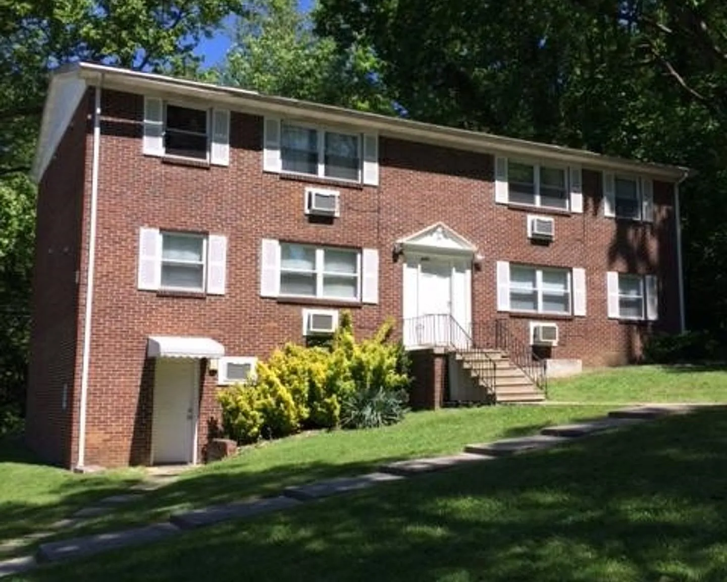 Oakview Park Apartments Summer Move In Special- $400 Off A Months Rent — Photo 2