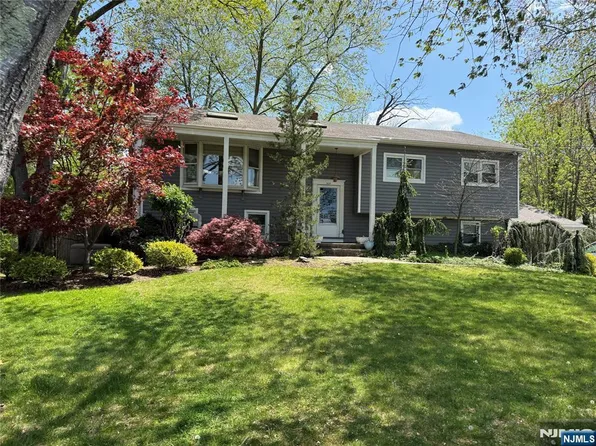 500 Fordham Pl, Paramus, NJ 07652