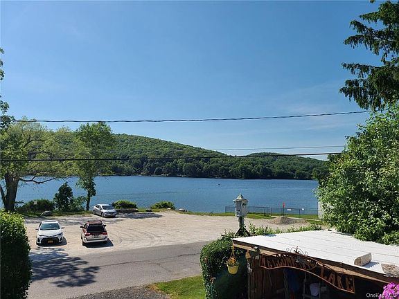 4th image of 108 Lakeshore Dr E