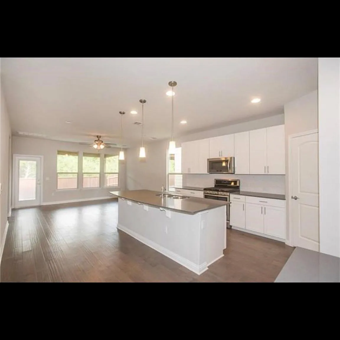3 bed, 2.5 bath, 1785 sqft, $2,500 — Photo 2