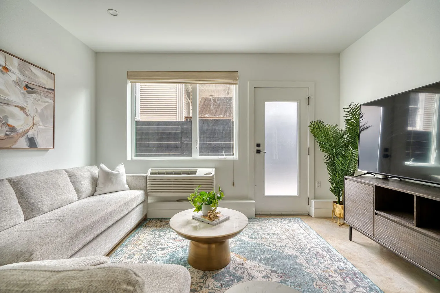 2 bed, 2.0 bath, 742 sqft, $4,124 — Photo 3