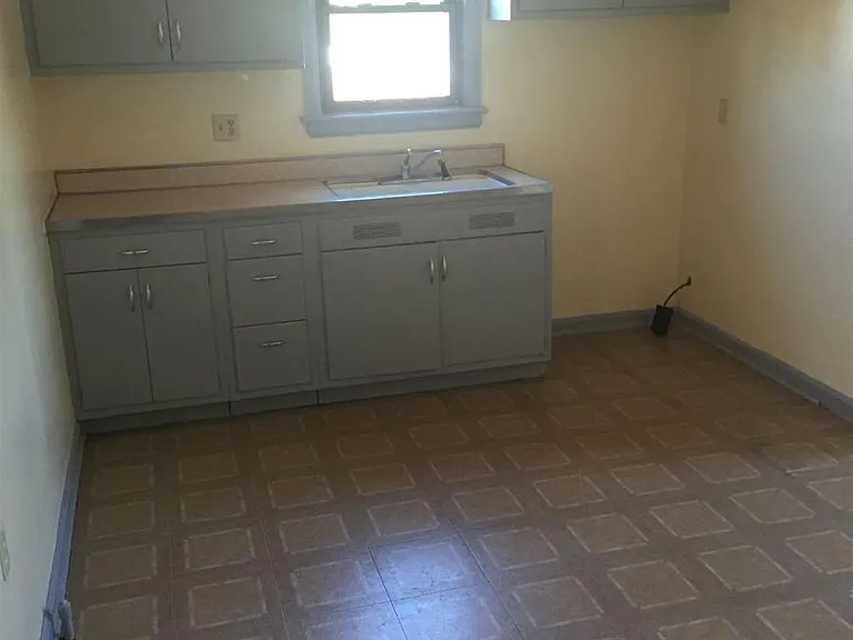 EAT IN KITCHEN