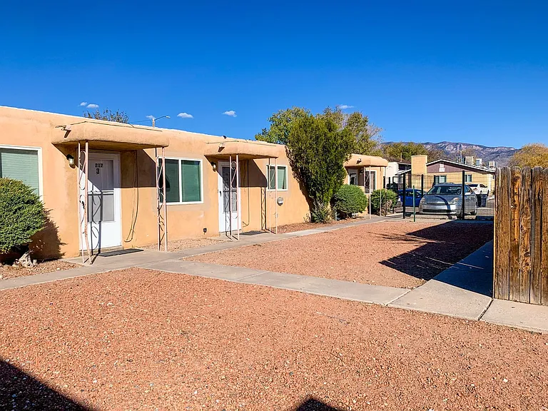 Beautiful Apartment Community with Residential Courtyard — Photo 8