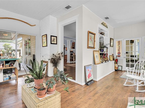 3rd image of 114 E 48th Street
