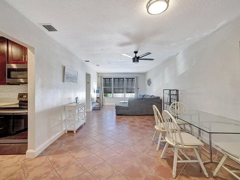 2400 NE 33rd Ave #211 — Photo 6