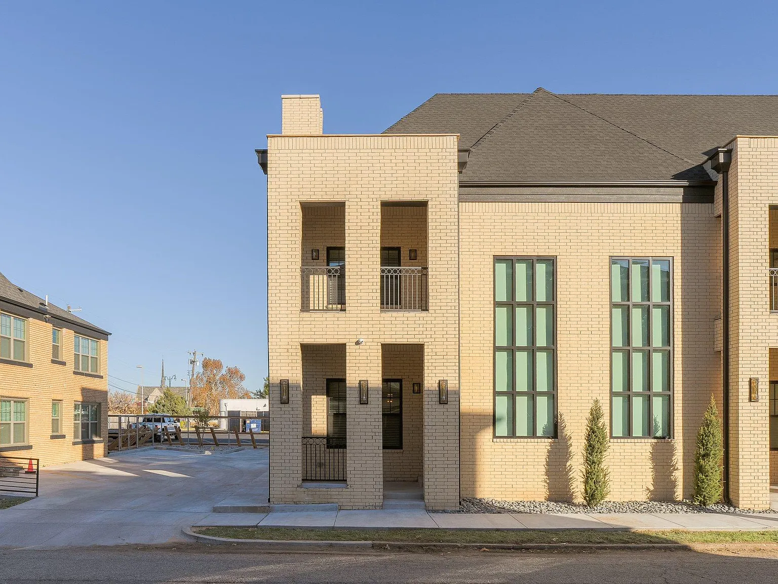 2506 N Douglas Ave — Photo 1
