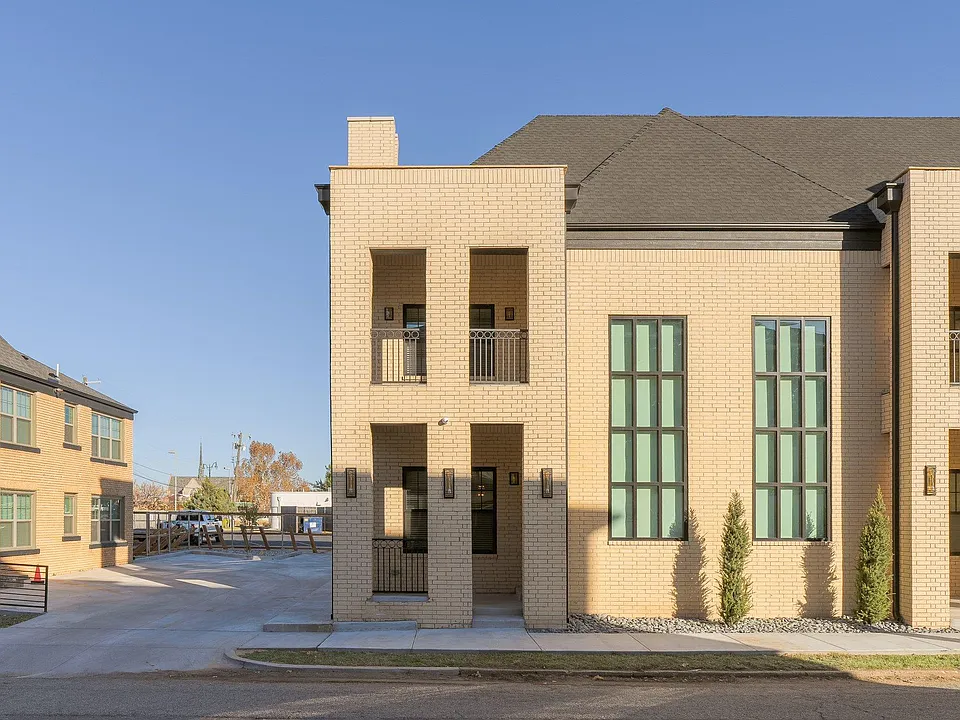 2506 N Douglas Ave