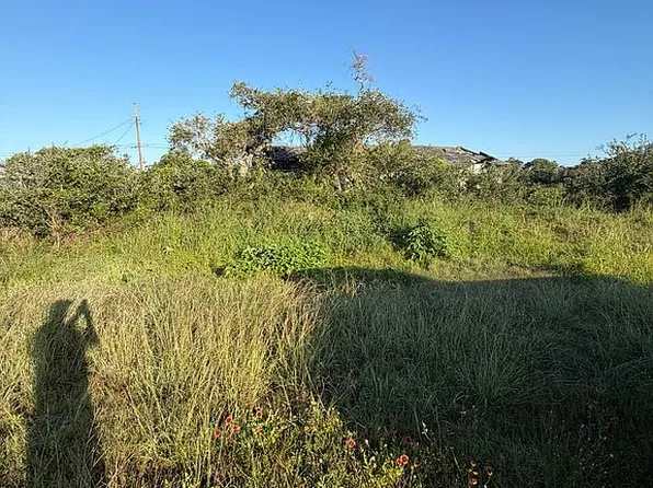 130 Pompano Dr, Rockport, TX 78382