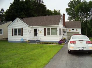 34 Pine St, Rouses Pt, NY 12979