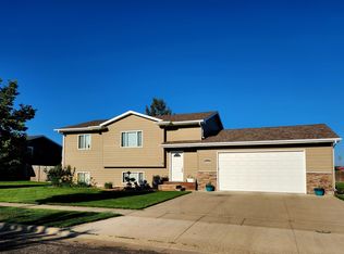 2025 Miller Ln, Aberdeen, SD 57401