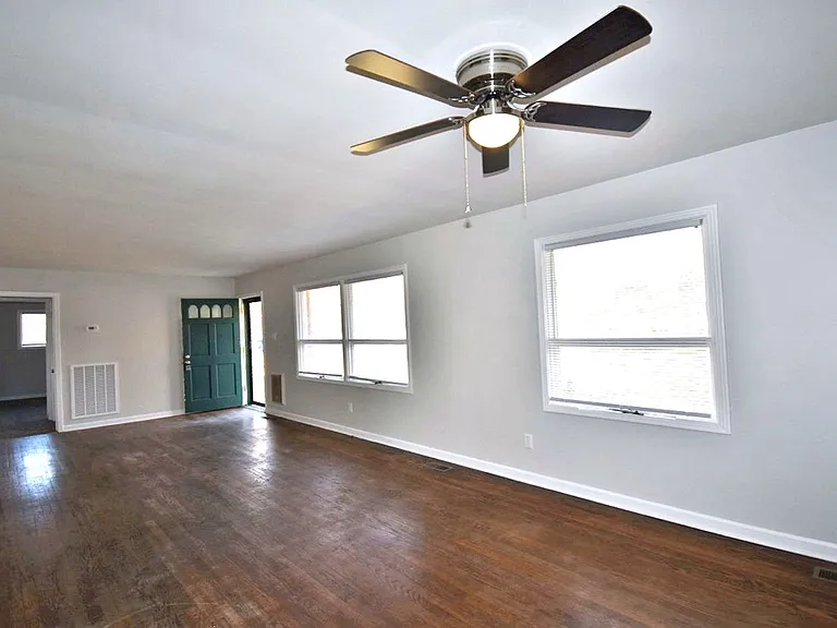 907 Dogwood Dr — Photo 3