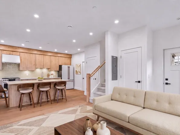 2339 Parker St #2, Vancouver, BC V5L 2M2