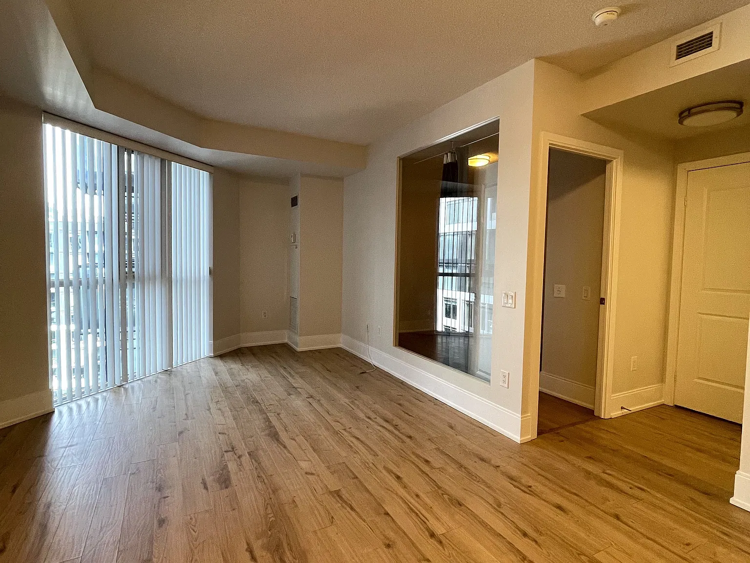 560 Front St W — Photo 4