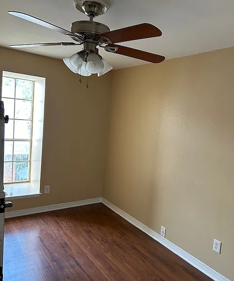 909 Aspen Ct #D — Photo 2