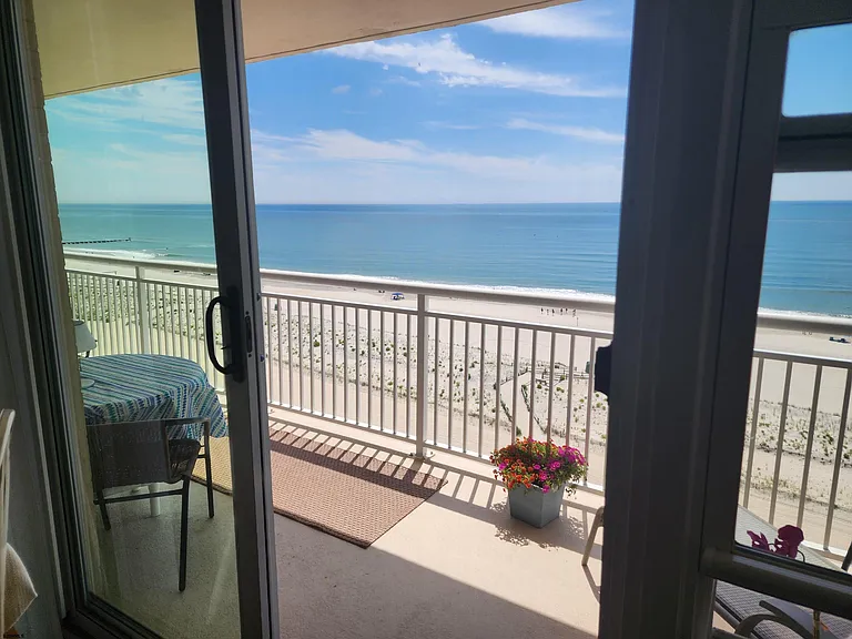 9400 Atlantic Ave #1005 — Photo 4