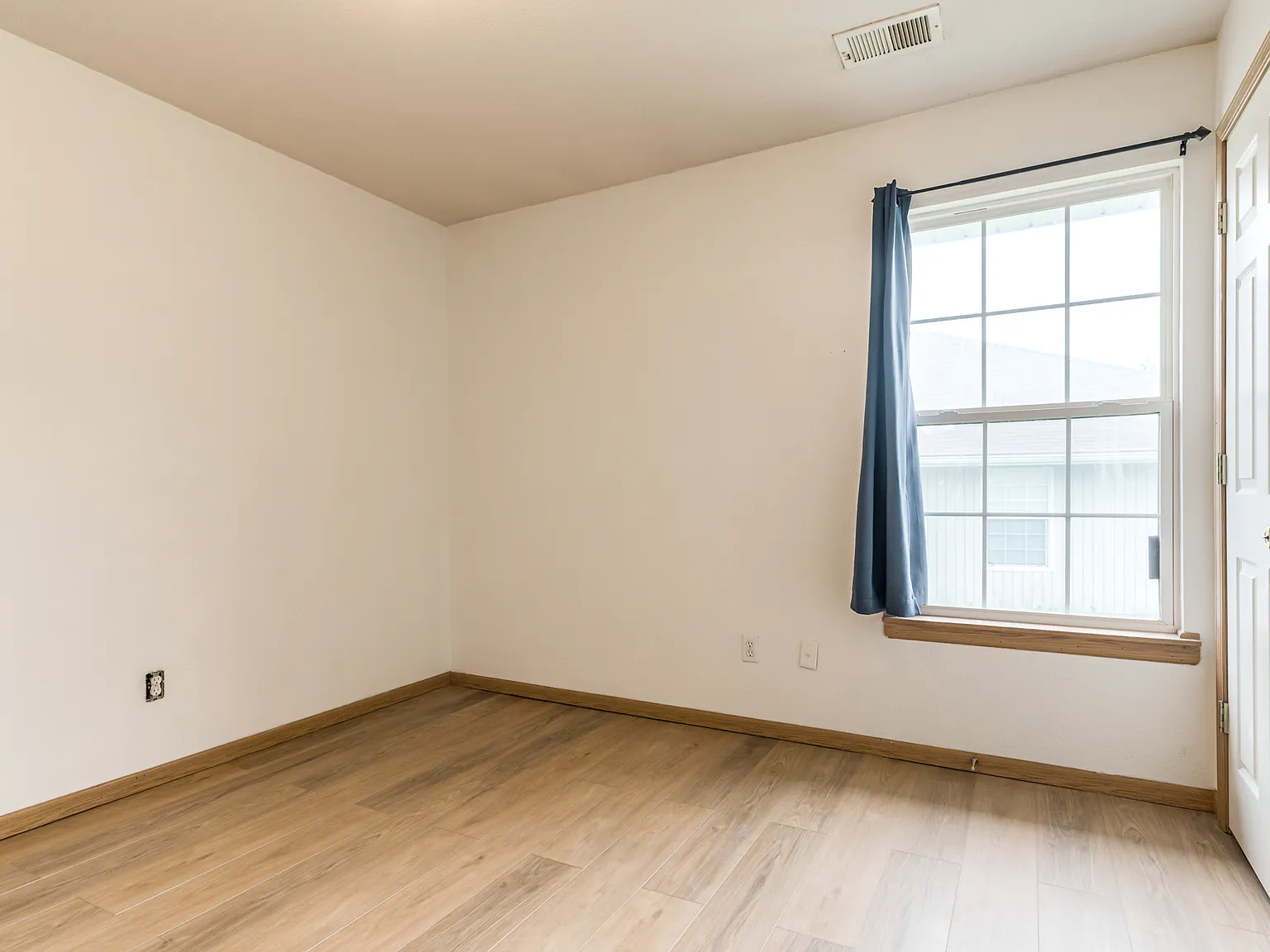 609 NW Woodbury Dr — Photo 4
