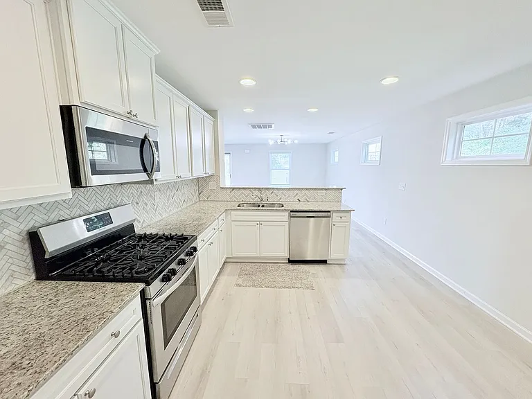 201 Royal Way — Photo 8